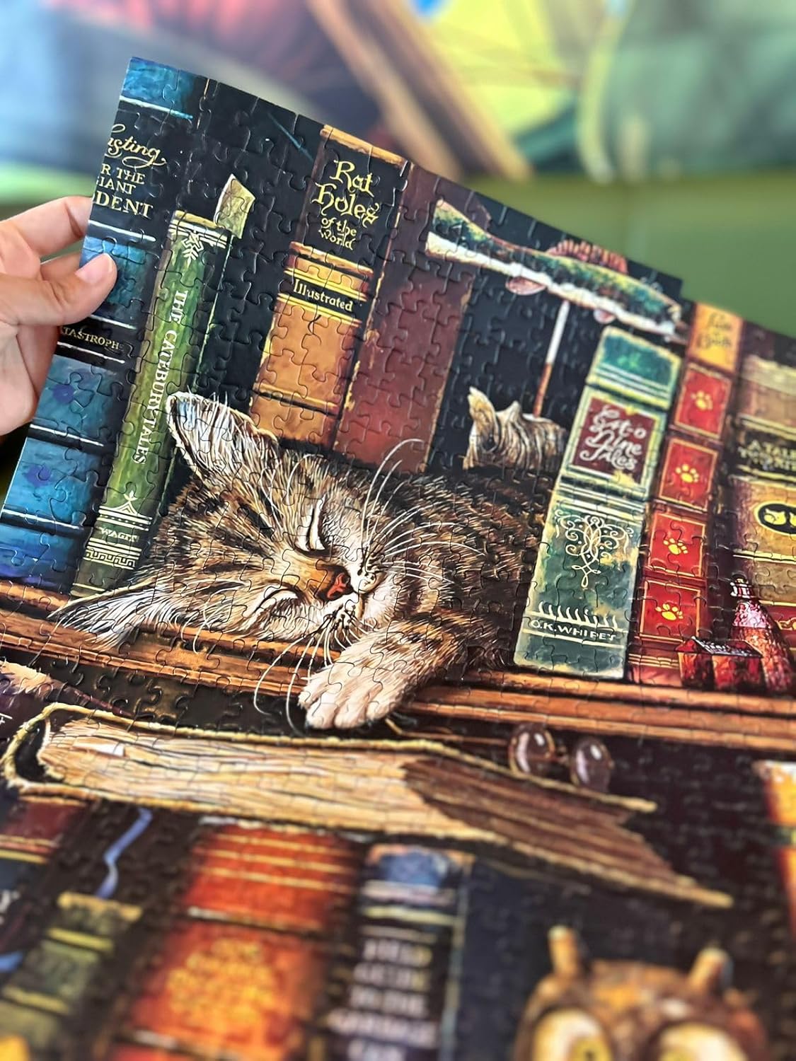 Quebra-Cabeça 1000 Peças – O Gato Frederick the Literate, Os Gatos de Charles Wysocki | Com Pôster | Adulto e Infantil | Qualidade Premium | Presente Criativo Relaxante | 70x50cm Montado - Imagem 4